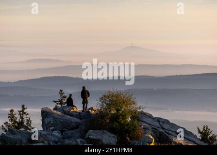 Ausblick über den Nebel Menschen schauen vom Brunhildisfelsen auf dem Großen Feldberg aus auf den Nebel im Tal. In dieser Woche Hat Caspar David Friedrich seinen 250. Geburtstag., Schmitten Hessen Deutschland *** vue sur le brouillard les gens regardent sur le brouillard dans la vallée depuis le rocher Brunhildis sur le Großer Feldberg cette semaine marque le 250ème anniversaire de Caspar David Friedrich , Schmitten Hessen Allemagne Banque D'Images