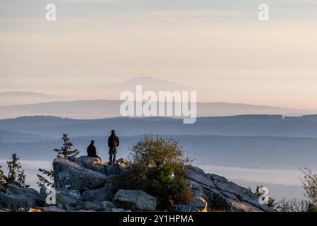 Ausblick über den Nebel Menschen schauen vom Brunhildisfelsen auf dem Großen Feldberg aus auf den Nebel im Tal. In dieser Woche Hat Caspar David Friedrich seinen 250. Geburtstag., Schmitten Hessen Deutschland *** vue sur le brouillard les gens regardent sur le brouillard dans la vallée depuis le rocher Brunhildis sur le Großer Feldberg cette semaine marque le 250ème anniversaire de Caspar David Friedrich , Schmitten Hessen Allemagne Banque D'Images