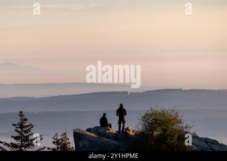 Ausblick über den Nebel Menschen schauen vom Brunhildisfelsen auf dem Großen Feldberg aus auf den Nebel im Tal. In dieser Woche Hat Caspar David Friedrich seinen 250. Geburtstag., Schmitten Hessen Deutschland *** vue sur le brouillard les gens regardent sur le brouillard dans la vallée depuis le rocher Brunhildis sur le Großer Feldberg cette semaine marque le 250ème anniversaire de Caspar David Friedrich , Schmitten Hessen Allemagne Banque D'Images