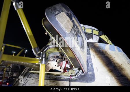 White Sands, États-Unis. 10 juin 2020. Les équipes de Boeing et de la NASA déchargent la cargaison du vaisseau spatial Starliner Boeing Crew Flight test de la NASA après son atterrissage sans équipage au port spatial de White Sands missile Range, le vendredi 6 septembre 2024, heure des Rocheuses (7 septembre, heure de l'est), au Nouveau-Mexique. Cette approche permet à la NASA et à Boeing de continuer à recueillir des données d'essai sur le vaisseau spatial. Photo NASA par Aubrey Gemignani/UPI crédit : UPI/Alamy Live News Banque D'Images