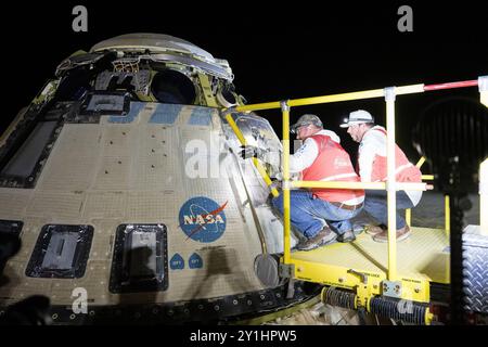 White Sands, États-Unis. 10 juin 2020. Les équipes de Boeing et de la NASA travaillent autour du vaisseau spatial Starliner de Boeing Crew Flight test après son atterrissage sans équipage, le vendredi 6 septembre 2024, heure des Rocheuses (7 septembre, heure de l'est), à White Sands, au Nouveau-Mexique. Cette approche permet à la NASA et à Boeing de continuer à recueillir des données d'essai sur le vaisseau spatial. Photo NASA par Aubrey Gemignani/UPI crédit : UPI/Alamy Live News Banque D'Images