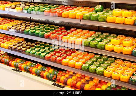 Delft, pays-Bas-19 juin 2024 ; mini fromages entiers de Gouda colorés dans le réfrigérateur d'un magasin spécialisé dans le fromage Gouda néerlandais Banque D'Images