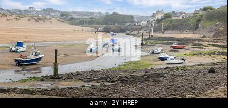 Panoarams regardant vers le haut de la rivière Strat ou NEET à l'écluse du canal à Bude à marée basse avec des bateaux échoués sur les vasières à Bude, Cornwall, Royaume-Uni le 2 septembre Banque D'Images