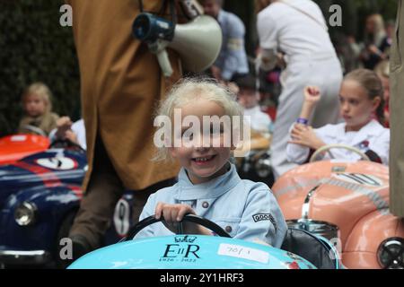 Goodwood, West Sussex, Royaume-Uni. 7 septembre 2024. Ce concurrent attend avec impatience la Coupe Settrington au Goodwood Revival à Goodwood, West Sussex, Royaume-Uni. © Malcolm Greig/Alamy Live News Banque D'Images