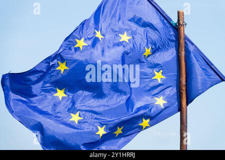 Le drapeau de l'Union européenne bat au vent Banque D'Images