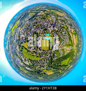 Luftbild, Baumhofstadion mit Tribüne, Fußballstadion TSG 1881 Sprockhövel e.V., Spieler auf dem Platz im Training, Freibad mit Nichtschwimmerbecken, Erdkugel, Fisheye Aufnahme, Fischaugen Aufnahme, 360 Grad Aufnahme, petit monde, petite planète, fisheye Bild, Niedersprockhövel, Sprockhövel, Ruhrgebiet, Nordrhein-Westfalen, Deutschland ACHTUNGxMINDESTHONORARx60xEURO *** vue aérienne, Baumhofstadion avec tribune, stade de football TSG 1881 Sprockhövel e V, joueurs sur le terrain en entraînement, piscine extérieure avec piscine non-nageur, globe, image fisheye, image fisheye, image fisheye, image 360 degrés, petit monde, petit Banque D'Images