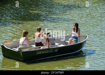 Les visiteurs apprécient le canotage sur le lac de Central Park, New York City, USA 2024 Banque D'Images