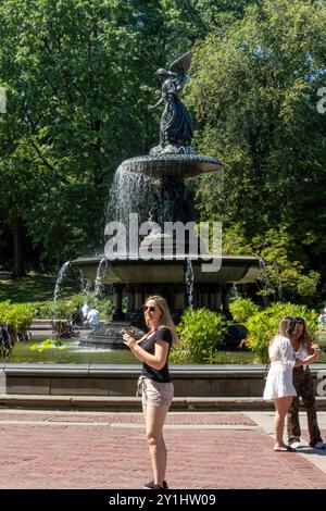 Bethesda Plaza à Central Park présente Angel of the Waters Fountain, New York City, USA 2024 Banque D'Images