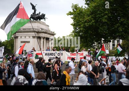 Les gens participent à la marche nationale de la campagne de solidarité palestinienne, la 18ème marche nationale depuis octobre 2023, dans le centre de Londres. Date de la photo : samedi 7 septembre 2024. Banque D'Images