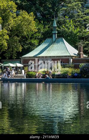 Conservatory Water and the Kerbs Memorial Boathouse à Central Park, New York City, États-Unis 2024 Banque D'Images