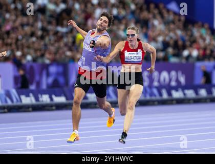 PARIS, FRANCE - 06 SEPTEMBRE : Katrin Mueller-Rottgardt d'allemagne avec son guide Noel-Philipp Fiener de germay court sur la demi-finale féminine T12 des Jeux paralympiques d'été de Paris 2024 au stade de France le 06 septembre 2024 à Paris, France. (Photo de Mika Volkmann/DBS) crédit : Mika Volkmann/Alamy Live News Banque D'Images