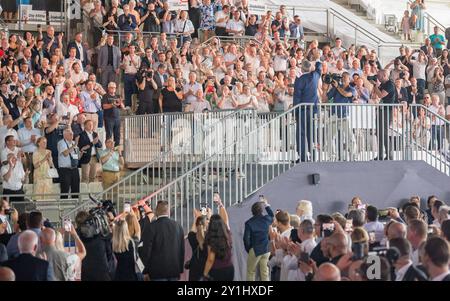 20240907 OeVP Wahlkampfauftakt zur NR-Wahl 2024 WIEN, OESTERREICH - 07. SEPTEMBRE : OeVP Bundesparteiobmann und Bundeskanzler Karl Nehammer waehrend seiner Ankunft anlaesslich des OeVP Wahlkampfauftakts zur Nationalratswahl 2024 AM 29. Septembre 2024 in der Steffl Arena AM 07. Septembre 2024 à Wien, Oesterreich. 240907 SEPA 17 005 Copyright : xIsabellexOuvrardx SEPAxMedia Banque D'Images