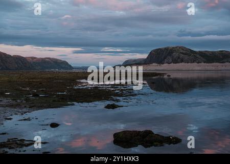 Coucher de soleil sur la rive de la mer de Barents à Teriberka. Banque D'Images