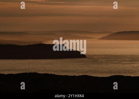 Coucher de soleil sur la rive de la mer de Barents à Teriberka. Banque D'Images