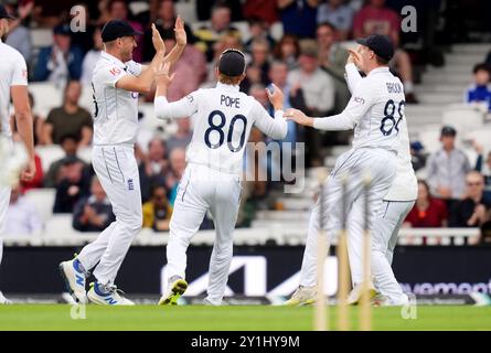 L'Anglais Olly Stone célèbre la sortie de Dimuth Karunaratne du Sri Lanka avec ses coéquipiers lors de la deuxième journée du troisième Rothesay Men's test au Kia Oval de Londres. Date de la photo : samedi 7 septembre 2024. Banque D'Images