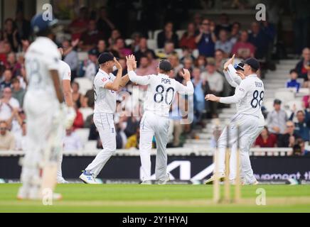 L'Anglais Olly Stone célèbre la sortie de Dimuth Karunaratne du Sri Lanka avec ses coéquipiers lors de la deuxième journée du troisième Rothesay Men's test au Kia Oval de Londres. Date de la photo : samedi 7 septembre 2024. Banque D'Images