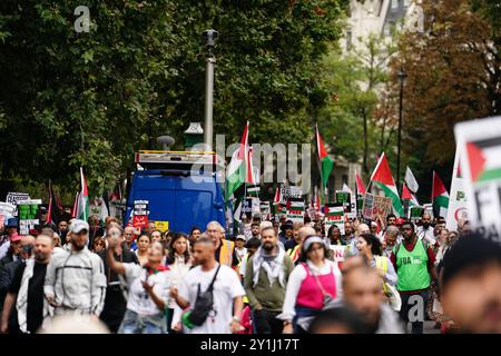 Les personnes participant à la marche nationale de la campagne de solidarité palestinienne, leur 18ème marche nationale depuis octobre 2023, dans le centre de Londres. Date de la photo : samedi 7 septembre 2024. Banque D'Images