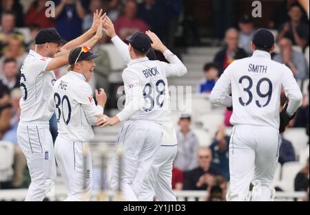 L'Anglais Olly Stone célèbre la sortie de Dimuth Karunaratne du Sri Lanka avec ses coéquipiers lors de la deuxième journée du troisième Rothesay Men's test au Kia Oval de Londres. Date de la photo : samedi 7 septembre 2024. Banque D'Images