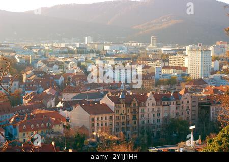 Belle vue panoramique aérienne de la vieille ville de Graz depuis le sommet de Schlossberg en été, Graz, Styrie, Autriche Banque D'Images