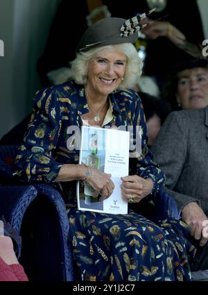 Braemar, Royaume-Uni. 07 septembre 2024. Image © concédée sous licence à Parsons Media. 07/09/2024. Braemar, Royaume-Uni. Le roi assiste au rassemblement Braemar. Le roi Charles III accompagné de la reine Camilla assiste au rassemblement Braemar dans les Highlands d'Écosse près du château de Balmoral. Photo par crédit : andrew parsons/Alamy Live News Banque D'Images