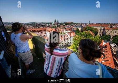 Erfurt, Allemagne. 07 septembre 2024. Les visiteurs admirent la ville depuis la tour de l'église Wigbert en direction de la cathédrale d'Erfurt. Dix tours d'église à Erfurt ouvrent leurs portes pour l'événement 'Erfordia turrita'. Crédit : Jacob Schröter/dpa/Alamy Live News Banque D'Images