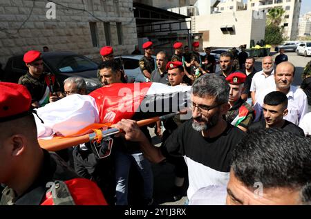 Naplouse. 7 septembre 2024. Les gens portent le corps de Bana Baker, 13 ans, à l’hôpital gouvernemental Rafidia dans la ville de Naplouse en Cisjordanie, le 7 septembre 2024. La fillette palestinienne a été tuée par des tirs israéliens vendredi dans le village de Qaryut, au sud de Naplouse, dans le nord de la Cisjordanie, ont indiqué des sources palestiniennes. Crédit : Ayman Nobani/Xinhua/Alamy Live News Banque D'Images