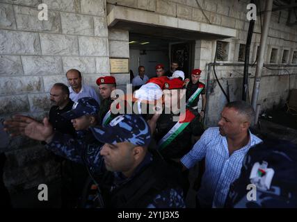 Naplouse. 7 septembre 2024. Des gens portent le corps de Bana Baker, 13 ans, à l’hôpital gouvernemental Rafidia dans la ville de Naplouse en Cisjordanie, le 7 septembre 2024. La fillette palestinienne a été tuée par des tirs israéliens vendredi dans le village de Qaryut, au sud de Naplouse, dans le nord de la Cisjordanie, ont indiqué des sources palestiniennes. Crédit : Ayman Nobani/Xinhua/Alamy Live News Banque D'Images