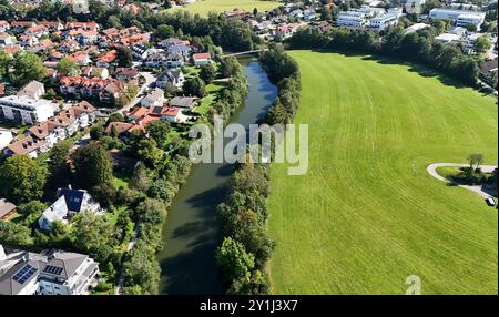 Wolfratshausen, Bayern, Deutschland 07. Septembre 2024 : Ein Sommertag dans Wolfratshausen Landkreis Bad Tölz-Wolfratshausen. Hier der Blick per Drohne auf den Fluss Loisach von oben *** Wolfratshausen, Bavière, Allemagne 07 septembre 2024 Une journée d'été à Wolfratshausen, Bad Tölz Wolfratshausen Voici une vue par drone de la rivière Loisach Banque D'Images