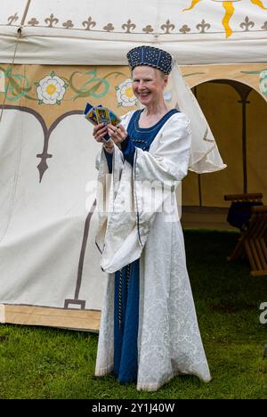 Dirleton, East Lothian, Écosse, Royaume-Uni, 7 septembre 2024. Beseiged : Mythos Historical Events présente une reconstitution médiévale avec des personnes vêtues de costumes d'époque mettant en valeur le mode de vie médiéval. Sur la photo : lecteur de carte de tarot 'Lady Cristobal'. Crédit : Sally Anderson/Alamy Live News Banque D'Images