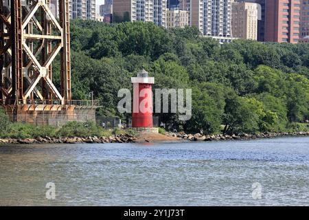 Le Little Red Lighthouse sur la rive est de la rivière Hudson sous le pont George Washington à New York Banque D'Images