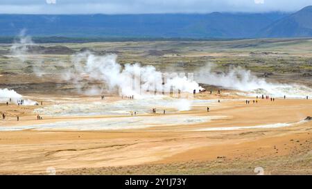 Hverir, Islande - 24 août 2024 : vue grand angle des sources thermales géothermiques de Hverir Banque D'Images