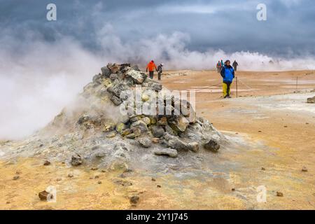 Hverir, Islande - 24 août 2024 : fumerolles fumerolées à la vapeur dans les sources chaudes autour de la zone géothermique de Hverir Banque D'Images