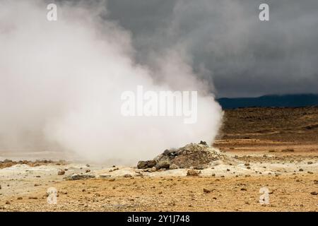 Hverir, Islande - 24 août 2024 : fumerole à vapeur dans les sources chaudes autour de la zone géothermique de Hverir Banque D'Images