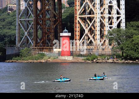 Le Little Red Lighthouse sur la rive est de la rivière Hudson sous le pont George Washington à New York Banque D'Images