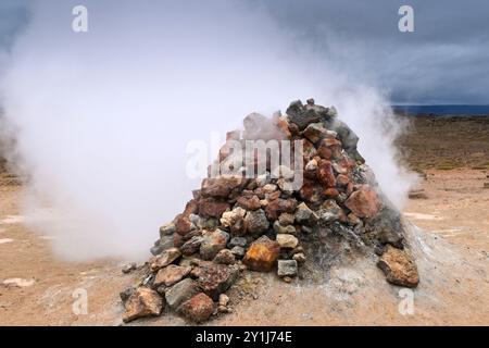 Hverir, Islande - 24 août 2024 : fumerole à vapeur dans les sources chaudes autour de la zone géothermique de Hverir Banque D'Images