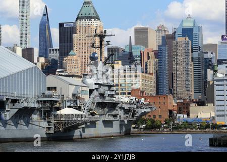 Porte-avions USS Intrepid maintenant un musée exposé en permanence sur le fleuve Hudson dans le Lower Manhattan New York City Banque D'Images