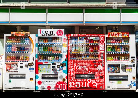 Quatre distributeurs automatiques, servant de l'eau chaude, froide, et des boissons gazeuses dans la rue devant un magasin de proximité Family Mart à Kabukicho, Shinjuku. Banque D'Images