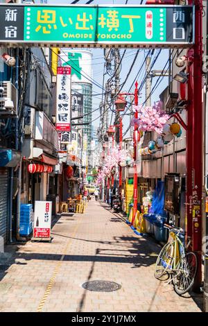 Entrée à Omoide Yokocho, une ruelle animée et nostalgique remplie de dîners traditionnels japonais izakaya et de nourriture de rue. Jour ensoleillé, ciel bleu. Banque D'Images