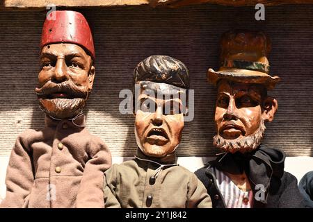 Un ensemble de figurines de jeu de massacre sculptées et peintes en France vers les années 1880 en vente chez Bonham's à Londres Banque D'Images