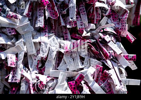 Lettres avec voeux dans un temple japonais Banque D'Images