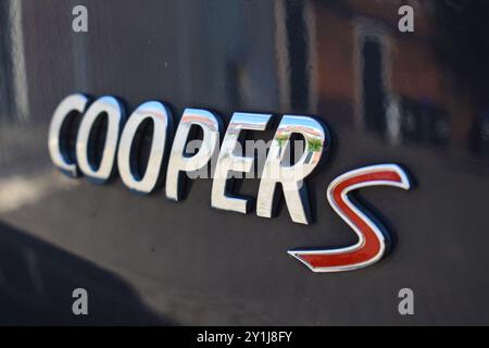 Hilversum, pays-Bas - 6 septembre 2024 : gros plan du lettrage du logo Cooper S d'une Mini Cooper S bleu foncé Banque D'Images