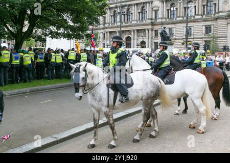 Glasgow, Royaume-Uni. 07 septembre 2024. Plusieurs milliers de partisans pro-palestiniens et pro-réfugiés ont organisé un rassemblement à George Square, Glasgow, Écosse, Royaume-Uni. Il y a eu une contre-manifestation des partisans "Une force pour le bien", un groupe de campagne pro-britannique. Les deux factions étaient séparées par une présence policière importante. Un certain nombre de policiers ont été utilisés pour bouilloire les membres de la « Brigade verte » qui se sont présentés dans des vestes à capuche noires et des masques faciaux. Crédit : Findlay/Alamy Live News Banque D'Images