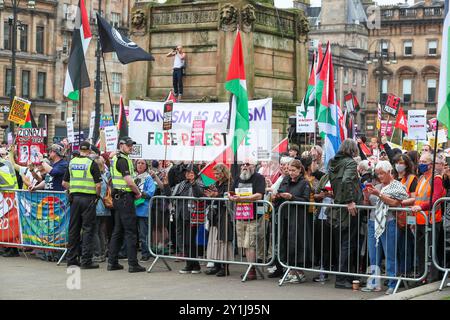 Glasgow, Royaume-Uni. 07 septembre 2024. Plusieurs milliers de partisans pro-palestiniens et pro-réfugiés ont organisé un rassemblement à George Square, Glasgow, Écosse, Royaume-Uni. Il y a eu une contre-manifestation des partisans "Une force pour le bien", un groupe de campagne pro-britannique. Les deux factions étaient séparées par une présence policière importante. Un certain nombre de policiers ont été utilisés pour bouilloire les membres de la « Brigade verte » qui se sont présentés dans des vestes à capuche noires et des masques faciaux. Crédit : Findlay/Alamy Live News Banque D'Images