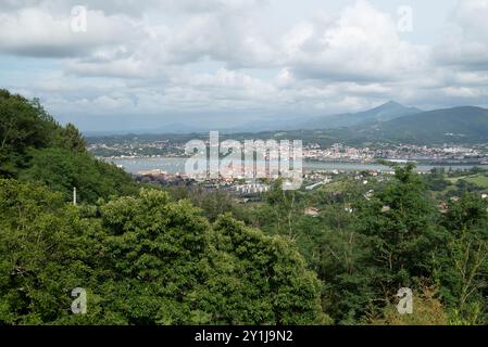 Vue sur la baie depuis le mont Jaizkibel (545 m). Proche du Sanctuaire de la Vierge de Guadalupe, saint patron de Hondarribia, construit au XVIe siècle. Banque D'Images