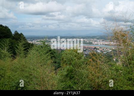 Vue sur la baie depuis le mont Jaizkibel (545 m). Proche du Sanctuaire de la Vierge de Guadalupe, saint patron de Hondarribia, construit au XVIe siècle. Banque D'Images