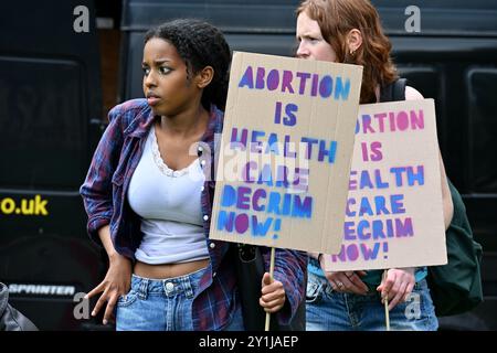 Londres, Royaume-Uni. Le droit d'une femme de choisir de protester. Pro avortement, des militants pro choix, ont organisé une contre-manifestation sur la place du Parlement pour s'opposer à la marche pour la vie, Pro vie, marche anti-avortement qui a eu lieu au même moment. Crédit : michael melia/Alamy Live News Banque D'Images