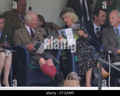 Braemar, Royaume-Uni. 07 septembre 2024. Image © concédée sous licence à Parsons Media. 07/09/2024. Braemar, Royaume-Uni. Le roi assiste au rassemblement Braemar. Le roi Charles III accompagné de la reine Camilla assiste au rassemblement Braemar dans les Highlands d'Écosse près du château de Balmoral. Photo par crédit : andrew parsons/Alamy Live News Banque D'Images