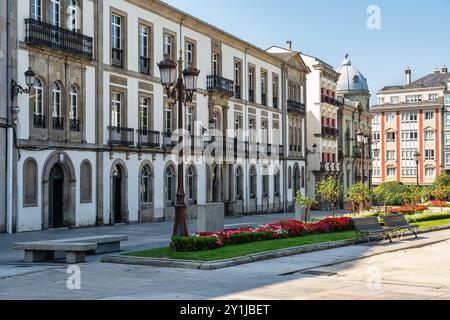 Vieux bâtiments sur la place principale de la ville monumentale de Lugo, dans le nord de l'Espagne. Banque D'Images