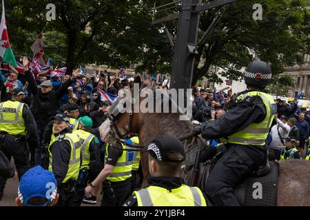 Une manifestation ÔPro-UKÕ de l'extrême droite est contenue par la police alors qu'elle tente d'atteindre les contre-manifestants, à George Square, Glasgow, Écosse, le 7 septembre 2024. Crédit photo : Alamy Live News. Banque D'Images