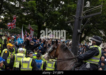 Une manifestation ÔPro-UKÕ de l'extrême droite est contenue par la police alors qu'elle tente d'atteindre les contre-manifestants, à George Square, Glasgow, Écosse, le 7 septembre 2024. Crédit photo : Alamy Live News. Banque D'Images